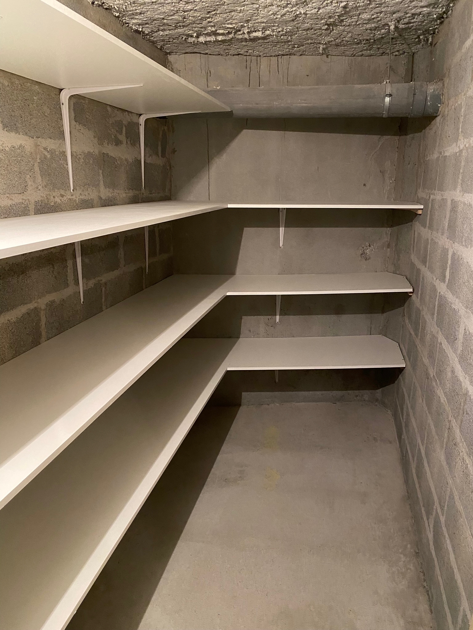 Aménagement de cave avec rangements